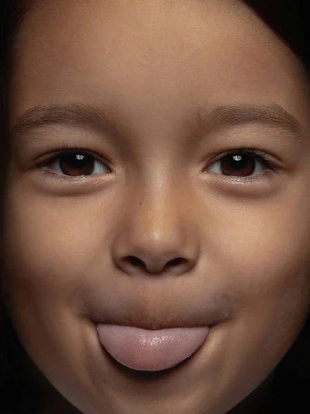 Retrato de cerca de una niña emocional — Foto de Stock