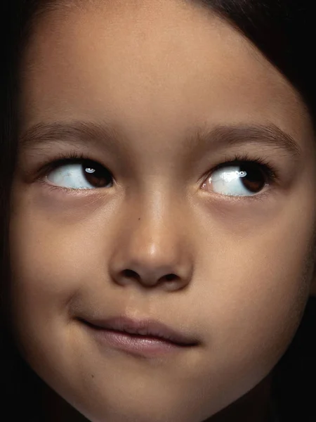 Retrato de cerca de una niña emocional — Foto de Stock