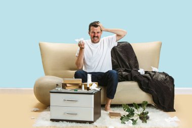 Genç adam hausehold toz veya mevsimsel alerji muzdarip.