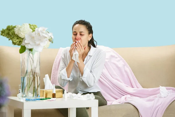 Jeune femme souffrant de poussière de cale ou d'allergie saisonnière . — Photo