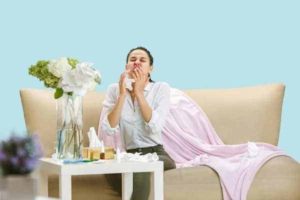 Jeune femme souffrant de poussière de cale ou d'allergie saisonnière . — Photo