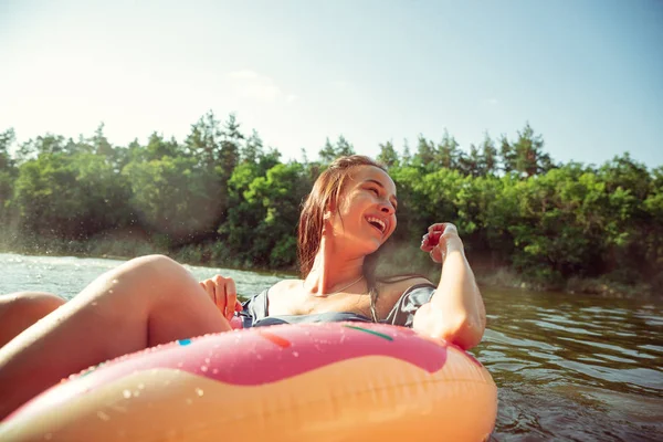 Glückliche Frau, die Spaß hat, lacht und im Fluss schwimmt — Stockfoto