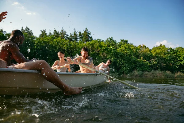 Boldog baráti csoport szórakozás, nevetés és úszás a riverben — Stock Fotó