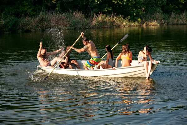 Feliz grupo de amigos divirtiéndose, riendo y nadando en el río —  Fotos de Stock