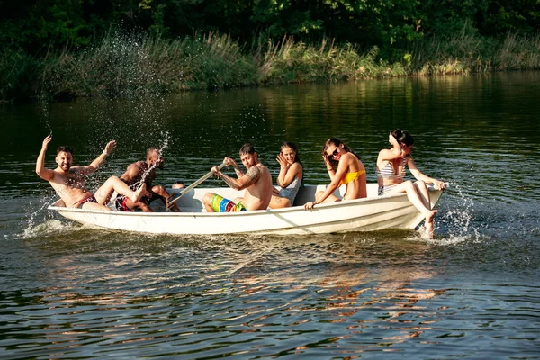 Feliz grupo de amigos divirtiéndose, riendo y nadando en el río —  Fotos de Stock