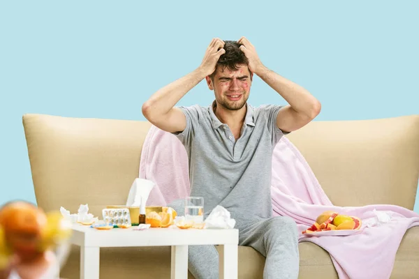 Joven con alergia a los cítricos — Foto de Stock