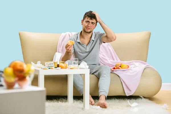 Joven con alergia a los cítricos — Foto de Stock