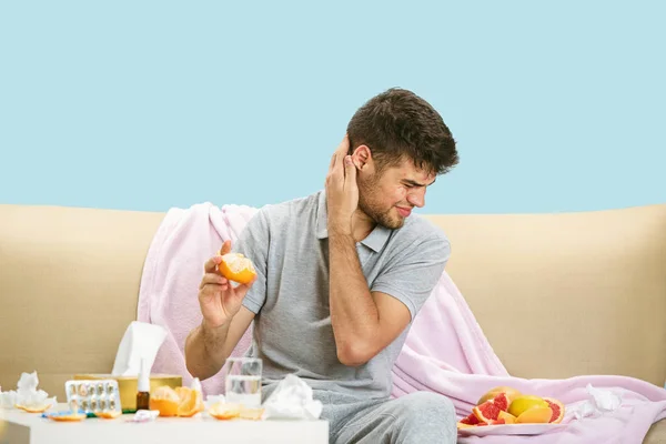 Ung man som lider av allergi mot citrusfrukter — Stockfoto