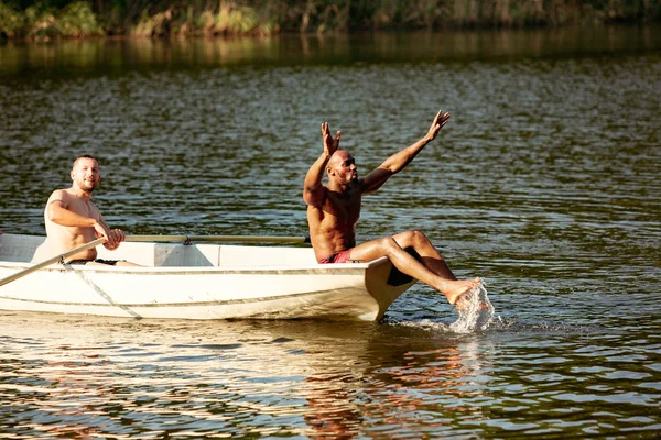 Feliz grupo de amigos divirtiéndose, riendo y nadando en el río —  Fotos de Stock