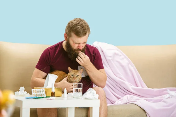 Giovane uomo che soffre di allergia ai peli di gatto — Foto Stock