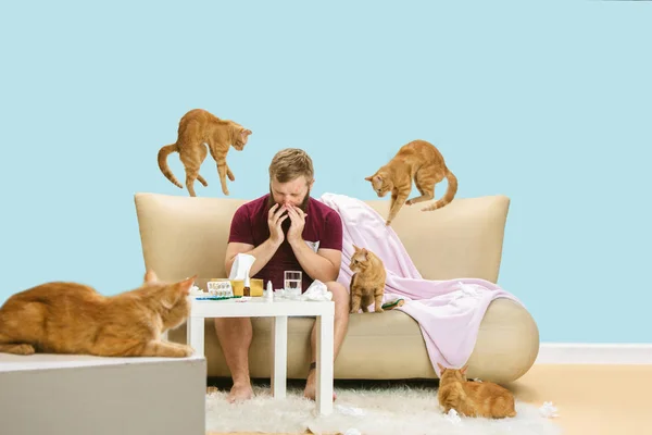 Jonge man die lijdt aan allergie voor katten haar — Stockfoto