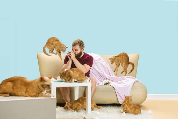 Jonge man die lijdt aan allergie voor katten haar — Stockfoto