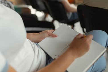 Üniversite atölyesinde özet yazma