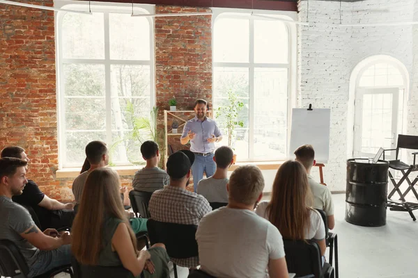 Male speaker giving presentation in hall at university workshop — Stock Photo, Image