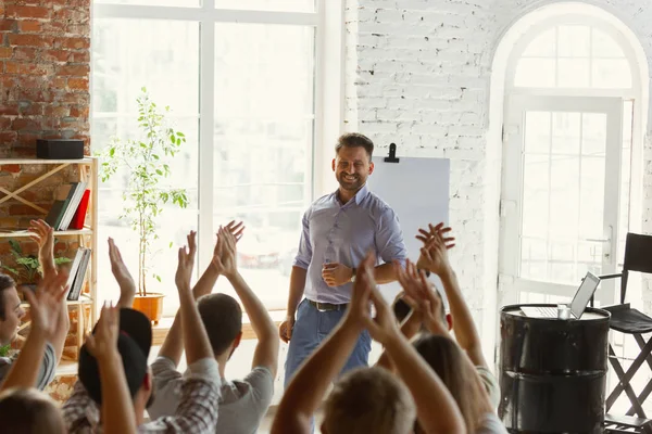 Male speaker giving presentation in hall at university workshop — Stock Photo, Image