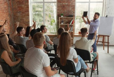 Üniversite atölyesinde salonda sunum yapan erkek konuşmacı