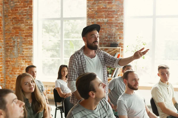 Manlig talare som ger presentation i Hall på universitets verkstad — Stockfoto