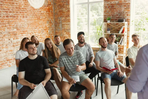 Estudiantes escuchando la presentación en la sala del taller universitario — Foto de Stock