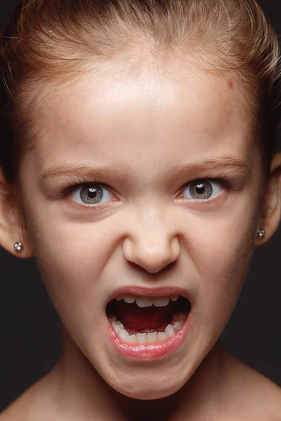 Zavřít portrét malé emocionální dívky — Stock fotografie