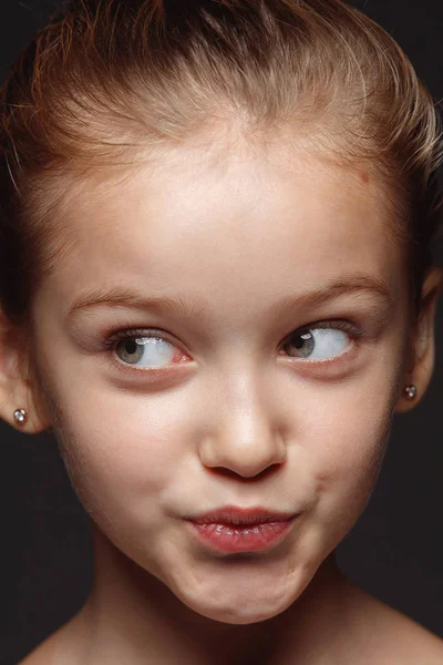 Retrato de cerca de una niña emocional — Foto de Stock