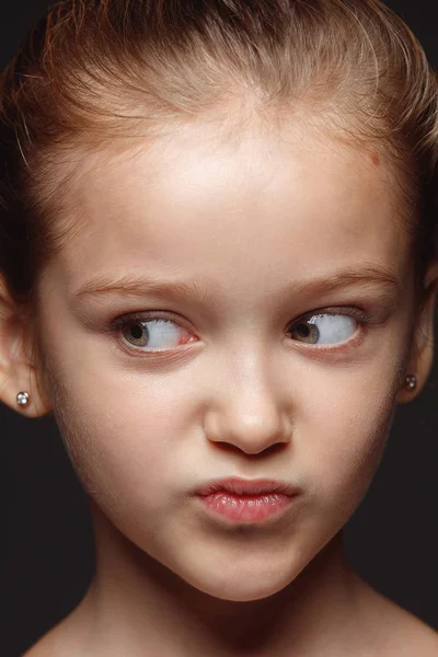 Close up retrato de uma menina emocional — Fotografia de Stock