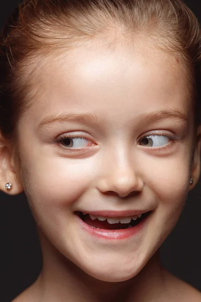 Retrato de cerca de una niña emocional — Foto de Stock