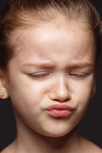 Close up retrato de uma menina emocional — Fotografia de Stock