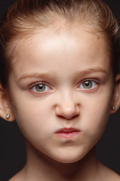 Närbild porträtt av en liten känslomässig flicka — Stockfoto