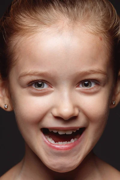 Närbild porträtt av en liten känslomässig flicka — Stockfoto