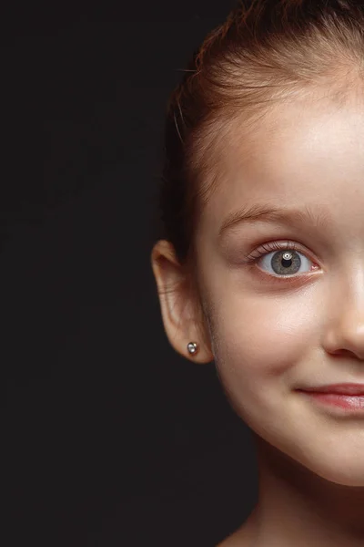 Bliska portret małej dziewczyny emocjonalnej — Zdjęcie stockowe
