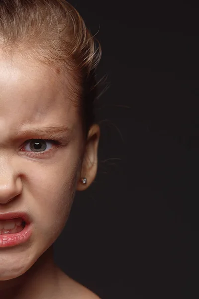 Close-up portret van een beetje emotioneel meisje — Stockfoto