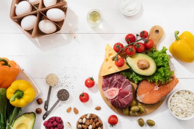 Ketojenik düşük karbonhidrat diyet - beyaz arka plan üzerinde gıda seçimi