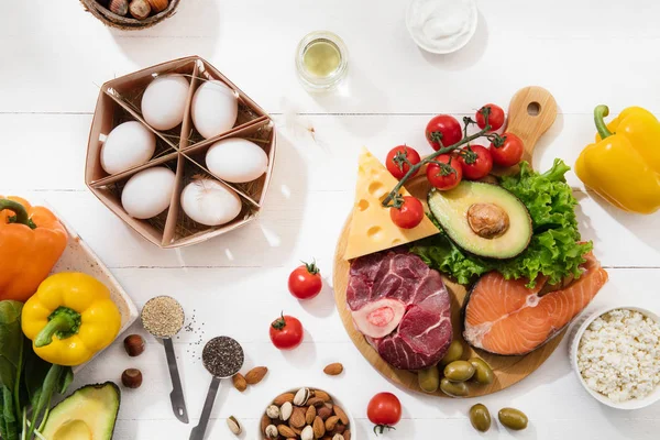 Ketogene Low-Carbs-Diät - Nahrungsmittelauswahl auf weißem Hintergrund — Stockfoto