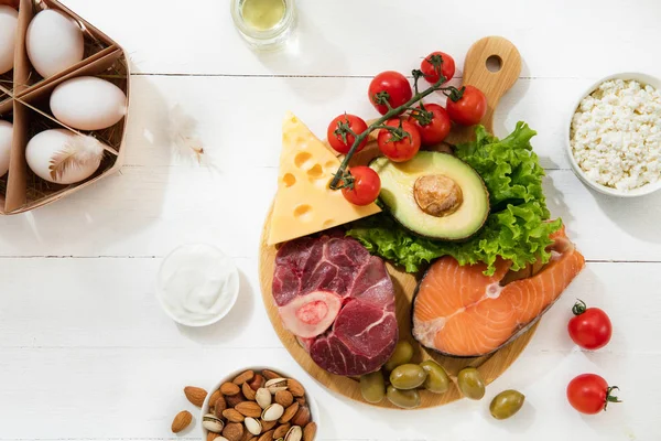 Dieta baja en carbohidratos cetogénicos - selección de alimentos sobre fondo blanco — Foto de Stock