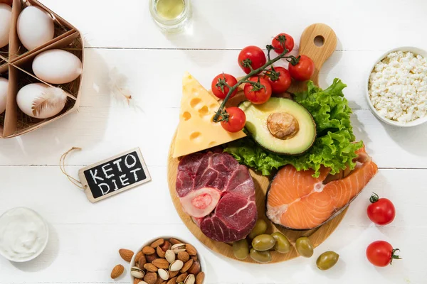 Кетогенна дієта низьких вуглеводів - вибір їжі на білому тлі — стокове фото