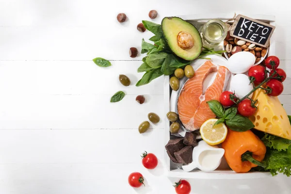 Diet ketogenik rendah karbohidrat pilihan makanan pada latar belakang putih — Stok Foto