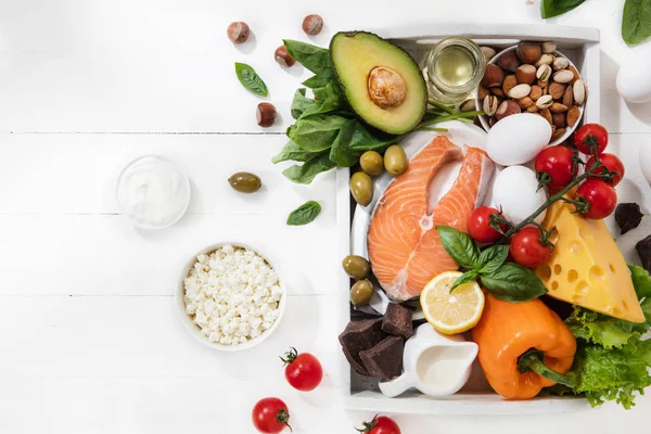 Dieta chetogenica a basso contenuto di carboidrati - selezione di alimenti su sfondo bianco — Foto Stock