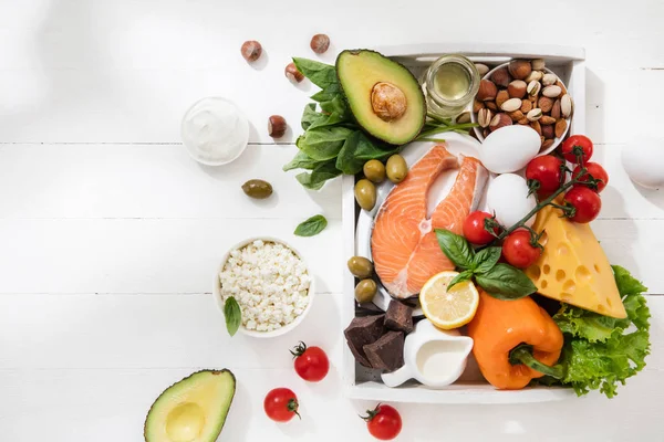 Dieta cetogênica de baixo carboidratos - seleção de alimentos em fundo branco — Fotografia de Stock