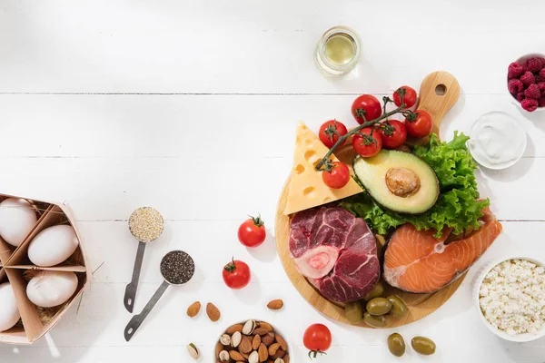 Ketogene Low-Carbs-Diät - Nahrungsmittelauswahl auf weißem Hintergrund — Stockfoto