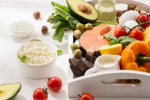 Ketogén alacsony szénhidrát diéta-élelmiszer kiválasztás fehér alapon — Stock Fotó