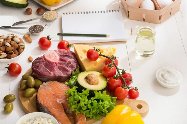 케톤 생성 저탄수화물 다이어트 - 흰색 배경에 음식 선택 — 스톡 사진