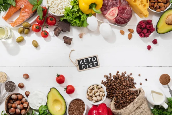 Ketogén alacsony szénhidrát diéta-élelmiszer kiválasztás fehér alapon — Stock Fotó