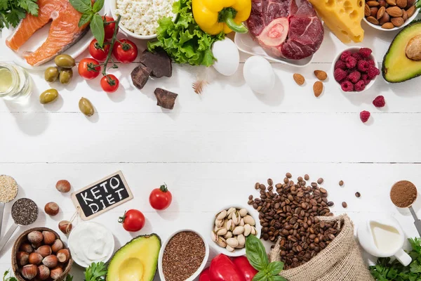 Ketogene Low-Carbs-Diät - Nahrungsmittelauswahl auf weißem Hintergrund — Stockfoto