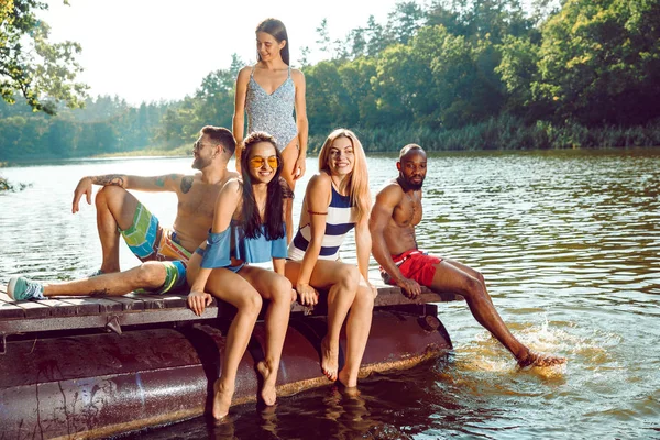 Wasserplätschern und Lachen auf der Seebrücke am Fluss — Stockfoto