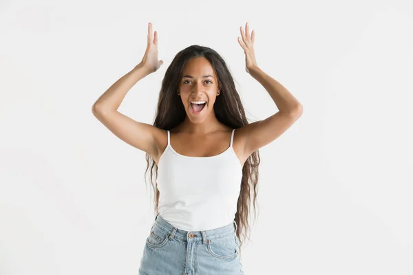 Retrato de mujer hermosa aislada sobre fondo blanco del estudio —  Fotos de Stock