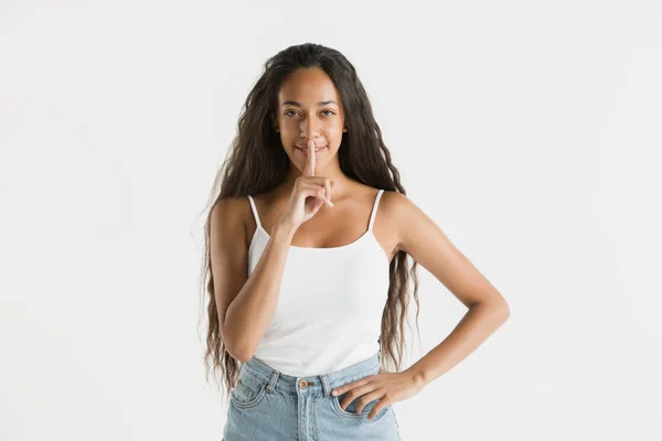 Retrato de mujer hermosa aislada sobre fondo blanco del estudio — Foto de Stock