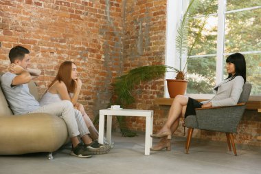 Bir psikolog ile bir danışma veya randevu genç çift