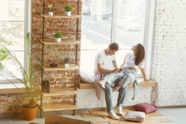 Genç çift yeni bir eve ya da daireye taşındı