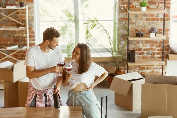 Fiatal házaspár költözött egy új házat vagy lakást — Stock Fotó