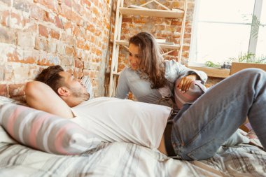 Genç çift yeni bir eve ya da daireye taşındı